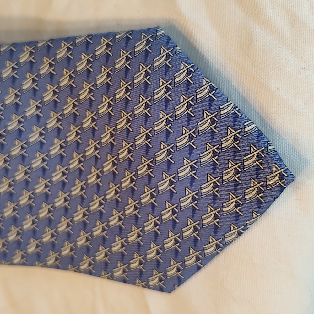 Vineyard Vines blue hand painted lounge chair tie